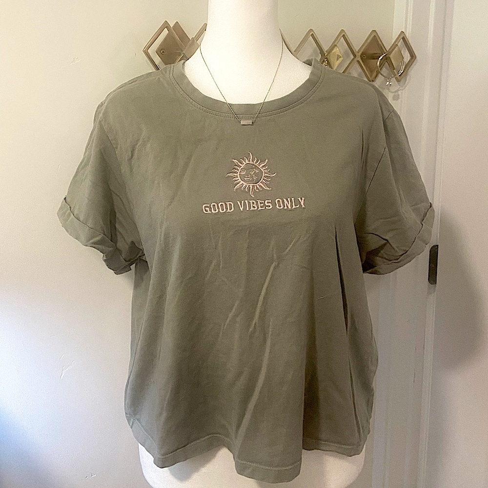 Good Vibes Only Crop. Green. Women’s size XL. Print on front and back!
